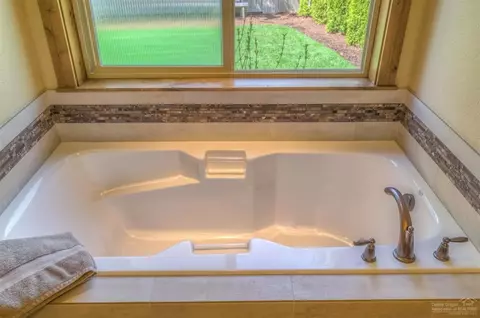 Bath - 60805 Whitney Pl, Bend, OR 97702 photo 4 of 7