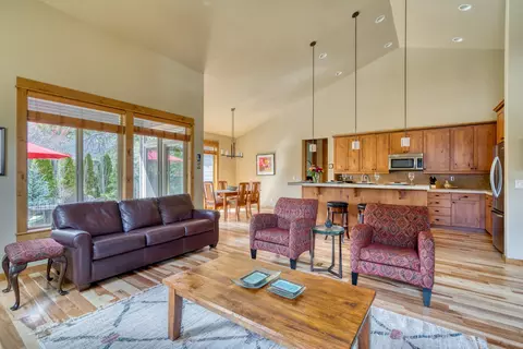 Living - 60805 Whitney Pl, Bend, OR 97702 photo 3 of 5