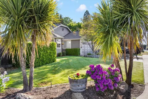 1020 Diamond St, Medford, OR 97501