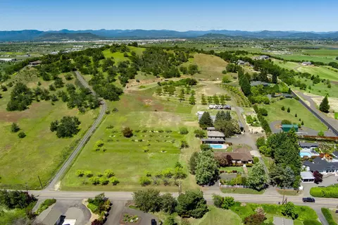 2067 Coker Butte Rd, Medford, OR 97504