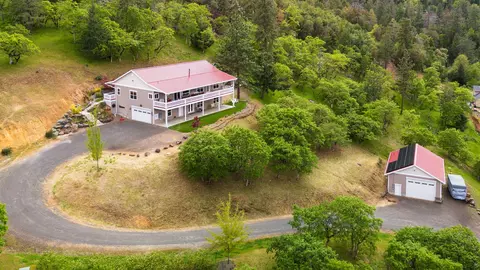 1011 Wren Ridge Dr, Eagle Point, OR 97524