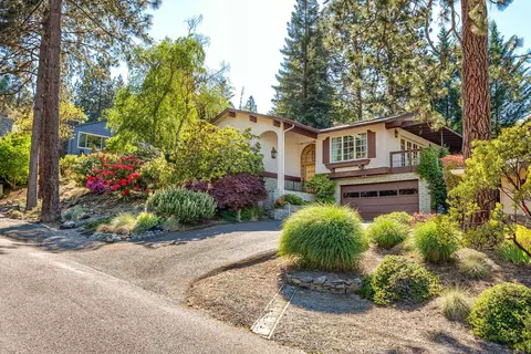 230 Stagecoach Dr, Jacksonville, OR 97530