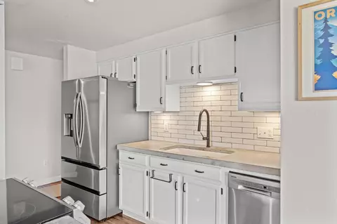 Kitchen - 66549 Ponderosa Loop, Bend, OR 97703 photo 6 of 7