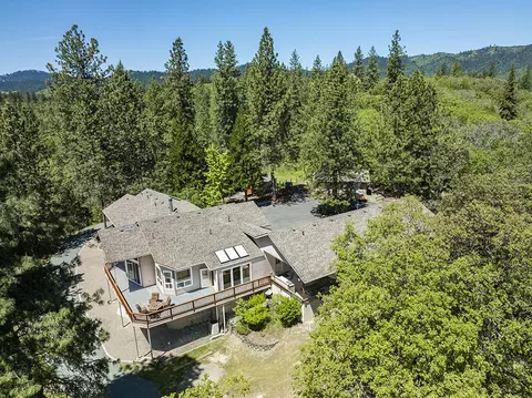 220 Lee Joy Dr, Grants Pass, OR 97526
