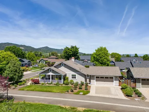 960 Klippel Dr, Jacksonville, OR 97530