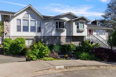 1489 NE View Dr, Grants Pass, OR 97526