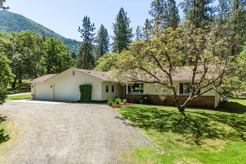1455 Summit Loop, Grants Pass, OR 97527 photo 2