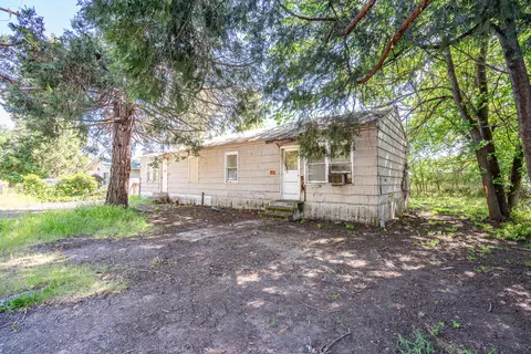 128-130 Onyx St, Eagle Point, OR 97524 photo 2