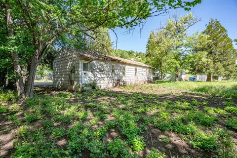 128-130 Onyx St, Eagle Point, OR 97524 photo 3