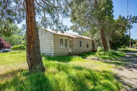 142-144 Onyx St, Eagle Point, OR 97524 photo 2
