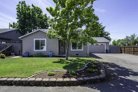 3068 Gary Dr, Medford, OR 97504