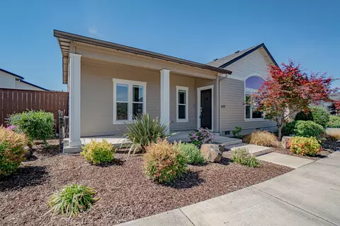 449 S Haskell St, Central Point, OR 97502