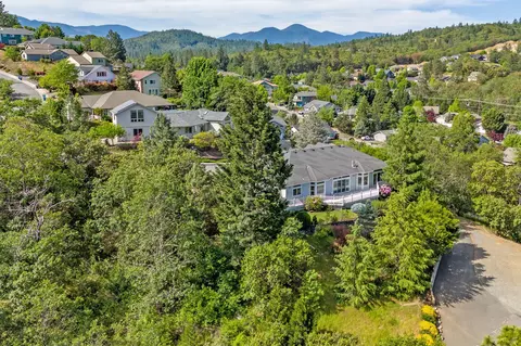 View/Area - 1532 Panoramic Loop, Grants Pass, OR 97527 photo 4 of 5
