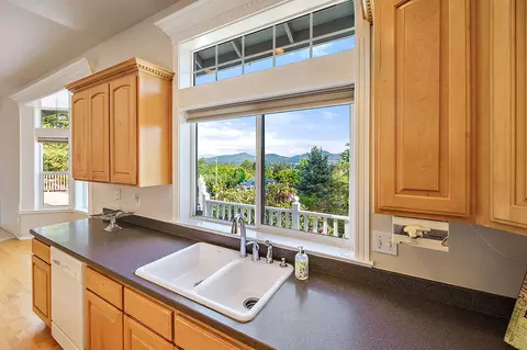 Kitchen - 1532 Panoramic Loop, Grants Pass, OR 97527 photo 2 of 6