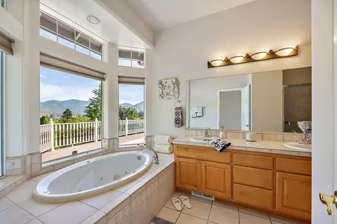 Bath - 1532 Panoramic Loop, Grants Pass, OR 97527 photo 5 of 6
