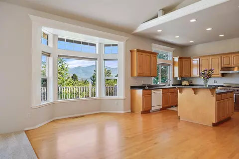 Living - 1532 Panoramic Loop, Grants Pass, OR 97527 photo 5 of 5
