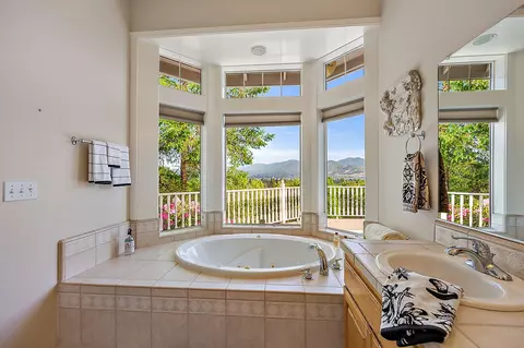 Bath - 1532 Panoramic Loop, Grants Pass, OR 97527 photo 3 of 6