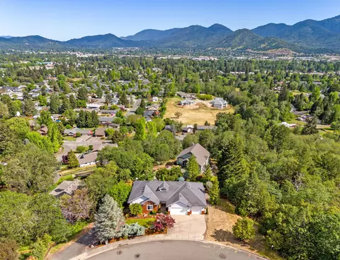 View/Area - 1532 Panoramic Loop, Grants Pass, OR 97527 photo 2 of 5