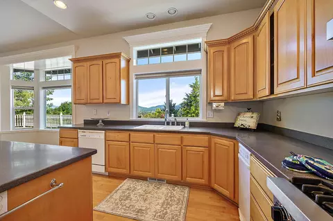 Kitchen - 1532 Panoramic Loop, Grants Pass, OR 97527 photo 5 of 6