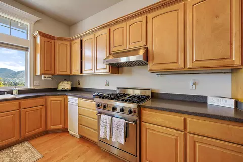 Kitchen - 1532 Panoramic Loop, Grants Pass, OR 97527 photo 4 of 6