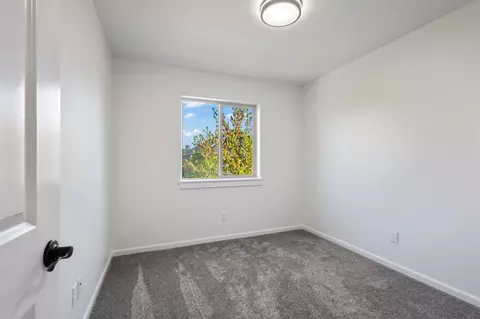 Bedroom - 20780 NE Smoke Stack Ln, Bend, OR 97701 photo 3 of 6