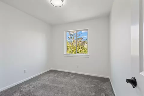 Bedroom - 20780 NE Smoke Stack Ln, Bend, OR 97701 photo 5 of 6