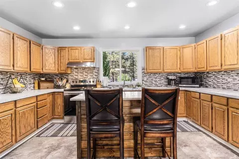 Kitchen - 16033 Aqua Rd, La Pine, OR 97739 photo 3 of 7