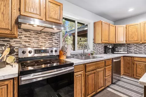 Kitchen - 16033 Aqua Rd, La Pine, OR 97739 photo 6 of 7