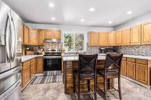 Kitchen - 16033 Aqua Rd, La Pine, OR 97739 photo 2 of 7