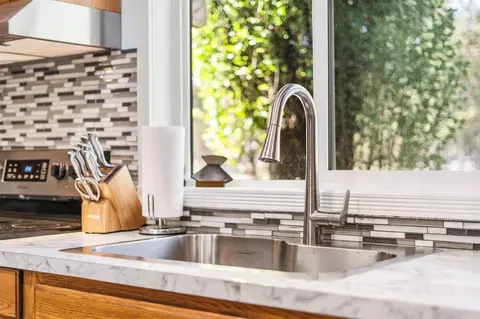 Kitchen - 16033 Aqua Rd, La Pine, OR 97739 photo 4 of 7