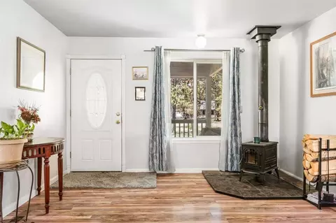 Entry Way - 16033 Aqua Rd, La Pine, OR 97739 photo 2 of 2