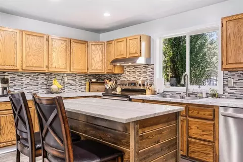 Kitchen - 16033 Aqua Rd, La Pine, OR 97739 photo 5 of 7