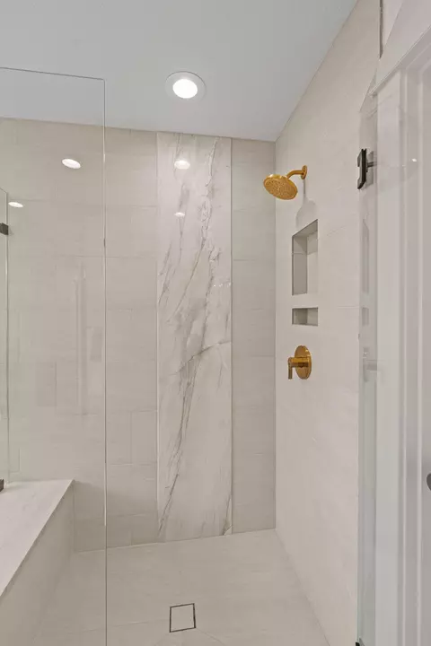 Bath - 60965 Creekstone Loop, Bend, OR 97702 photo 3 of 6