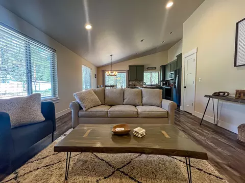 16250 Lava Dr, La Pine, OR 97739 photo 3