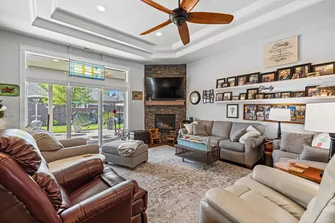 Living - 1000 Pumpkin Ridge Dr, Eagle Point, OR 97524 photo 1 of 6