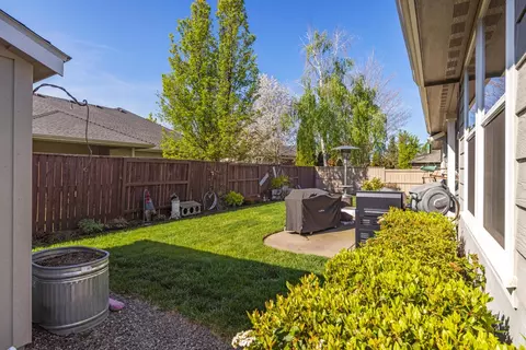 Exterior - 1000 Pumpkin Ridge Dr, Eagle Point, OR 97524 photo 8 of 10
