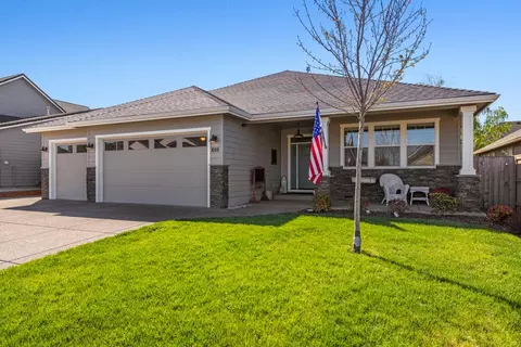 Exterior - 1000 Pumpkin Ridge Dr, Eagle Point, OR 97524 photo 2 of 10
