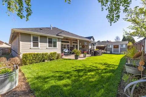 Exterior - 1000 Pumpkin Ridge Dr, Eagle Point, OR 97524 photo 9 of 10