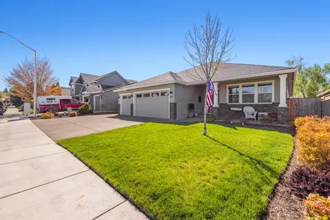 Exterior - 1000 Pumpkin Ridge Dr, Eagle Point, OR 97524 photo 3 of 10