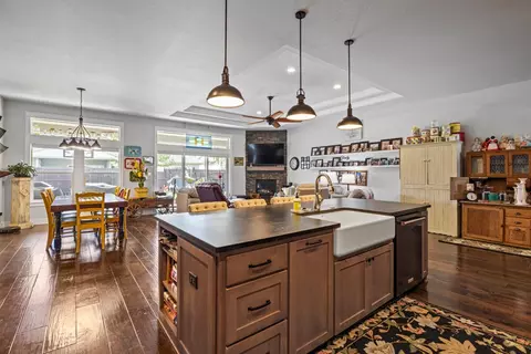 Kitchen - 1000 Pumpkin Ridge Dr, Eagle Point, OR 97524 photo 3 of 4