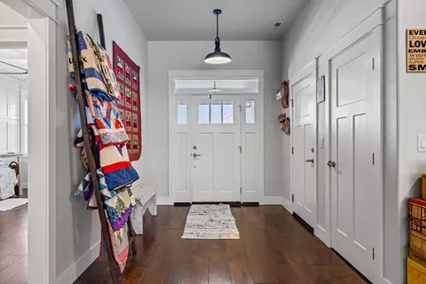 Entry Way - 1000 Pumpkin Ridge Dr, Eagle Point, OR 97524 photo 2 of 3