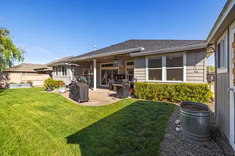 Exterior - 1000 Pumpkin Ridge Dr, Eagle Point, OR 97524 photo 5 of 10