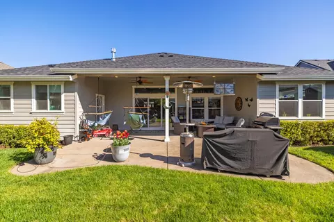 Exterior - 1000 Pumpkin Ridge Dr, Eagle Point, OR 97524 photo 4 of 10