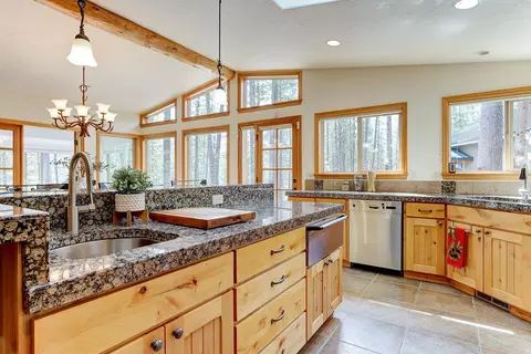 Kitchen - 53496 Wildriver Way, La Pine, OR 97739 photo 3 of 5