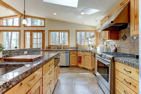 Kitchen - 53496 Wildriver Way, La Pine, OR 97739 photo 2 of 5