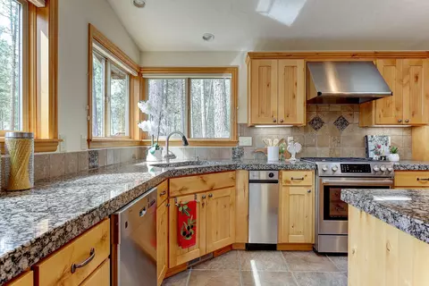 Kitchen - 53496 Wildriver Way, La Pine, OR 97739 photo 4 of 5