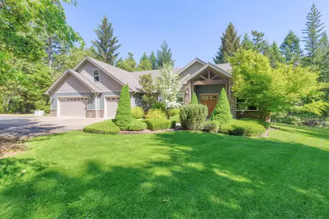 190 Red Rock Ln, Grants Pass, OR 97527