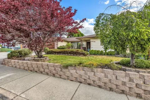 3039 Lazy Creek Dr, Medford, OR 97504