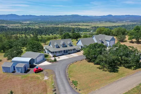 1313 Brentwood Dr, Eagle Point, OR 97524