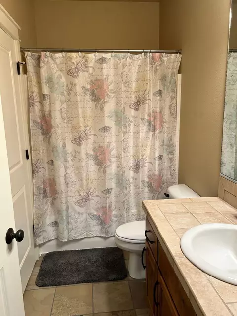 Bath - 61276 Splendor Ln, Bend, OR 97702 photo 2 of 4